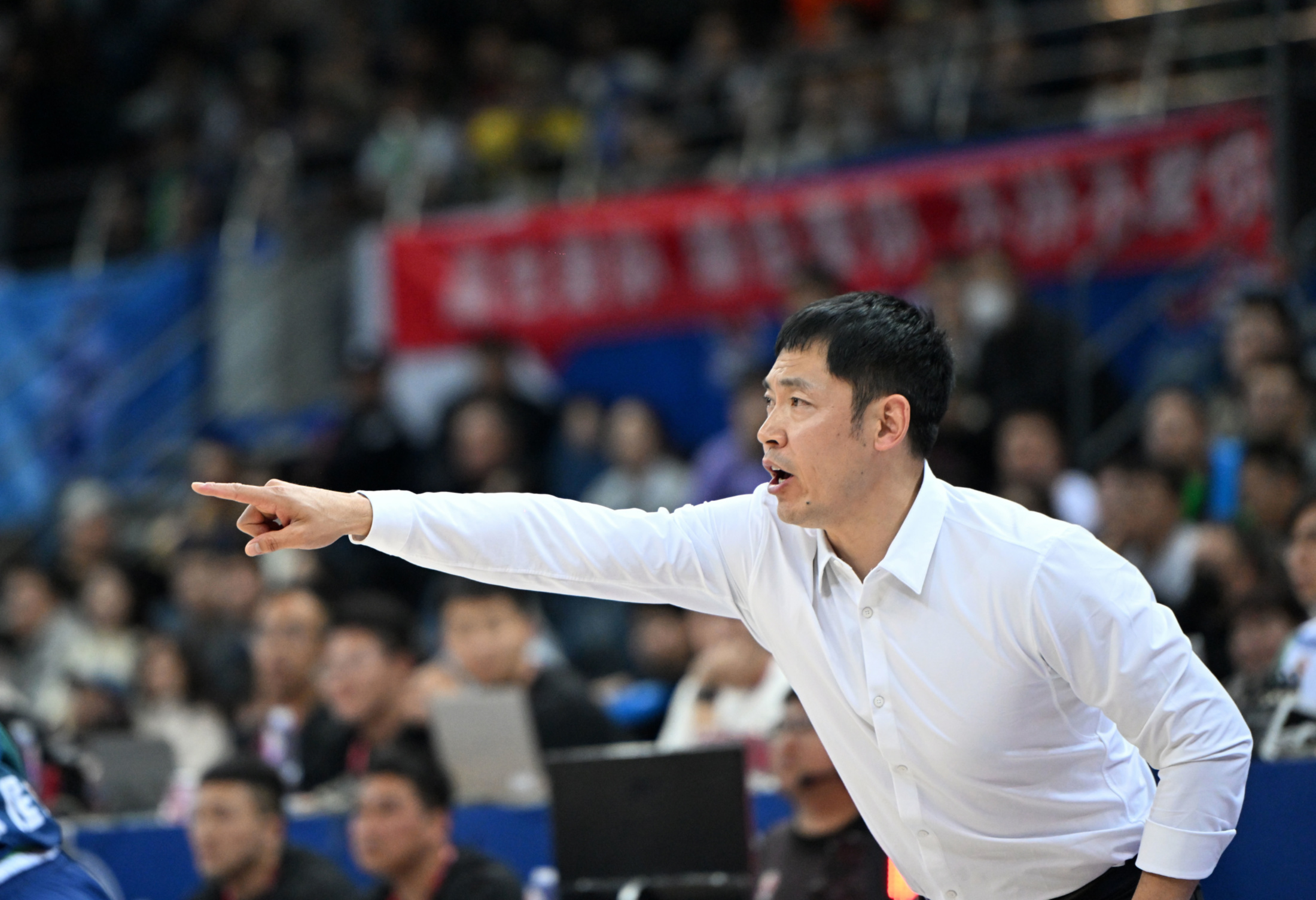 lol中国总决赛-窗口期深圳男篮主帅复盘：CBA季后赛节点到来，质疑声仍在，资深球员宣示担当的简单介绍