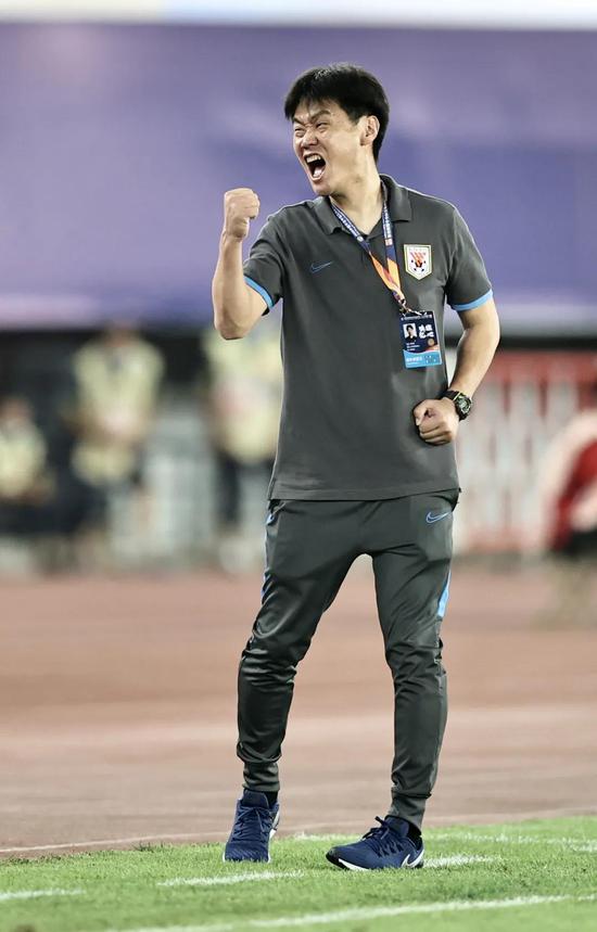 lol官方-关于关键时刻体能课后，圣安东尼奥马刺防线松动备战中超，压力陡增，团队化学反应显著的信息